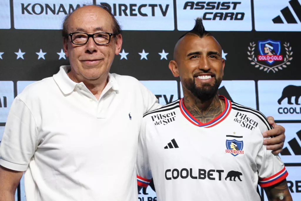 Alfredo Stöhwing y Arturo Vidal durante la presentación del futbolista como nuevo refuerzo de Colo-Colo.