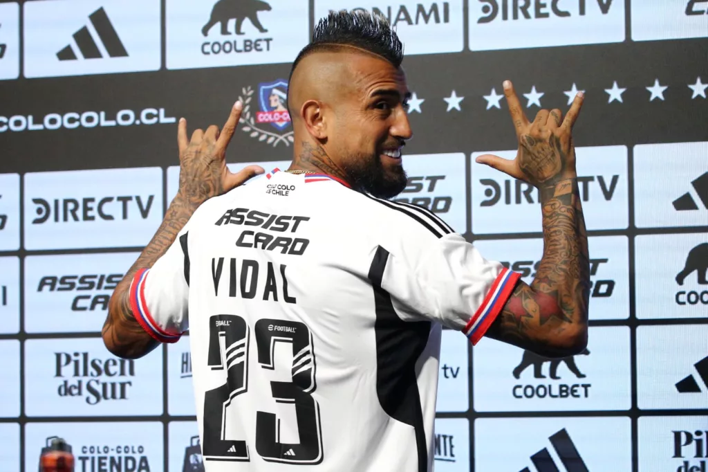 Arturo Vidal mostrando su nuevo dorsal en su presentación como refuerzo de Colo-Colo.