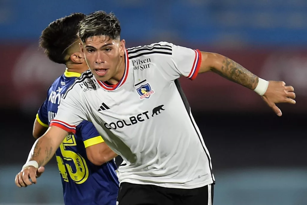 Primer plano a Carlos Palacios con la camiseta de Colo-Colo