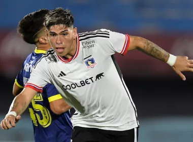 Primer plano a Carlos Palacios con la camiseta de Colo-Colo