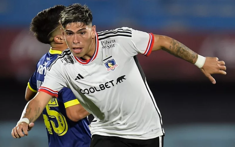 Primer plano a Carlos Palacios con la camiseta de Colo-Colo