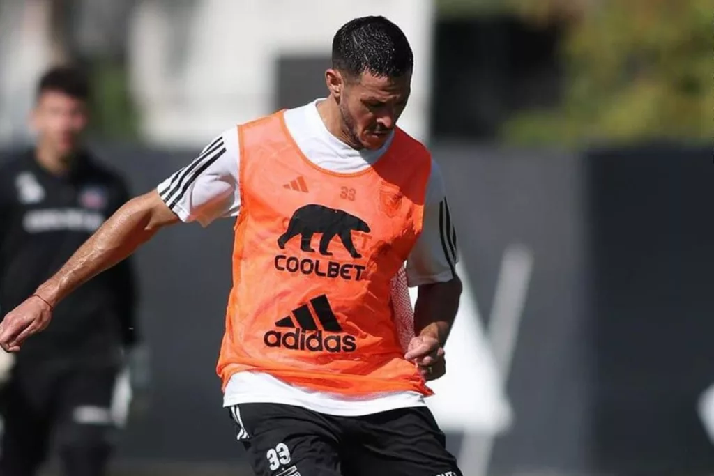 Primer plano a Ramiro González entrenando en el Estadio Monumental con la dorsal 33