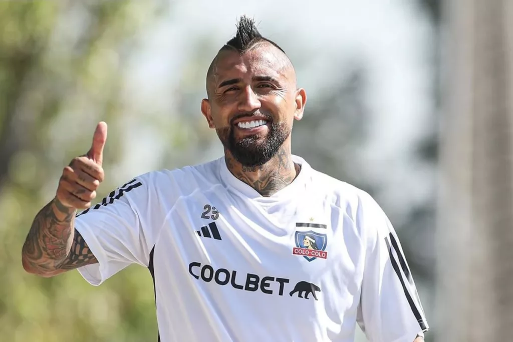 Primer plano a Arturo Vidal con camiseta de entrenamiento de Colo-Colo.