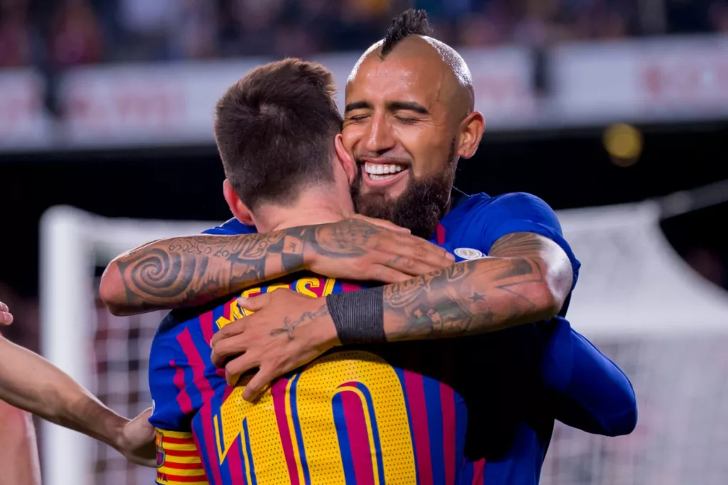 Lionel Messi y Arturo Vidal celebrando un gol juntos en el FC Barcelona.