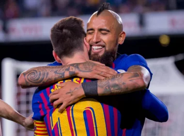 Lionel Messi y Arturo Vidal celebrando un gol juntos en el FC Barcelona.