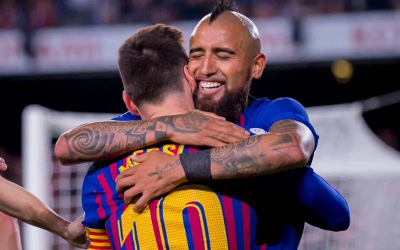Lionel Messi y Arturo Vidal celebrando un gol juntos en el FC Barcelona.