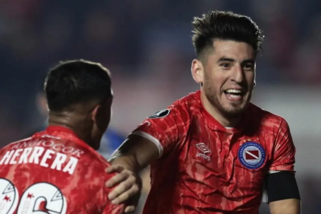 Lucas Villalba celebrando un gol con la camiseta de Argentinos Juniors.