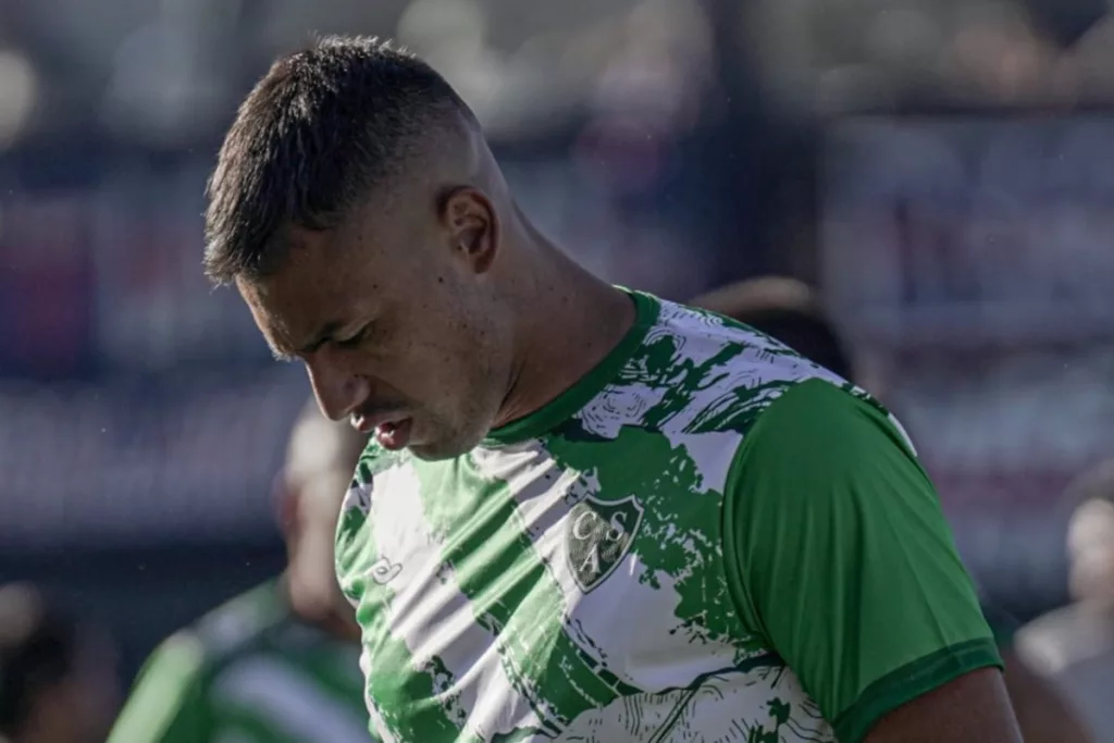 Iván Morales con camiseta de entrenamiento de Sarmiento.