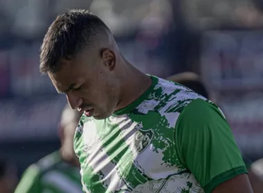 Iván Morales con camiseta de entrenamiento de Sarmiento.