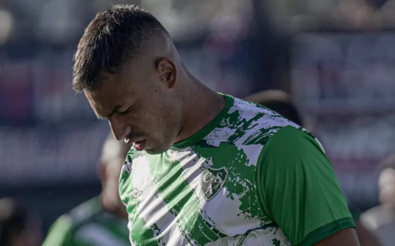 Iván Morales con camiseta de entrenamiento de Sarmiento.