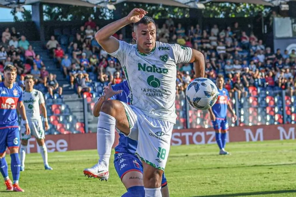 Iván Morales enfrentando a Tigre en su debut con Sarmiento.