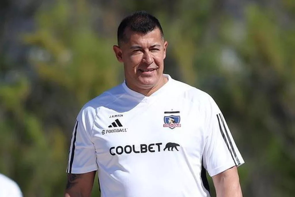 Primer plano a Jorge Almirón durante un entrenamiento de Colo-Colo en Uruguay.