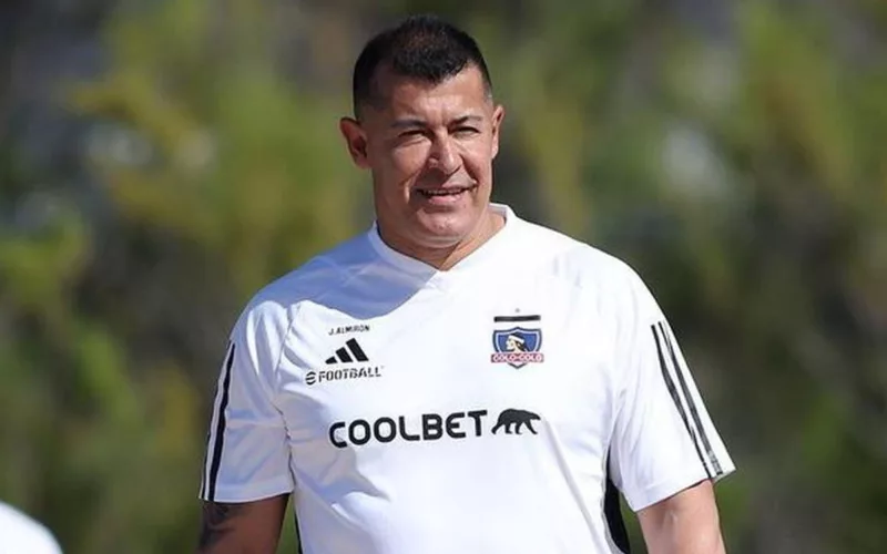 Primer plano a Jorge Almirón durante un entrenamiento de Colo-Colo en Uruguay.