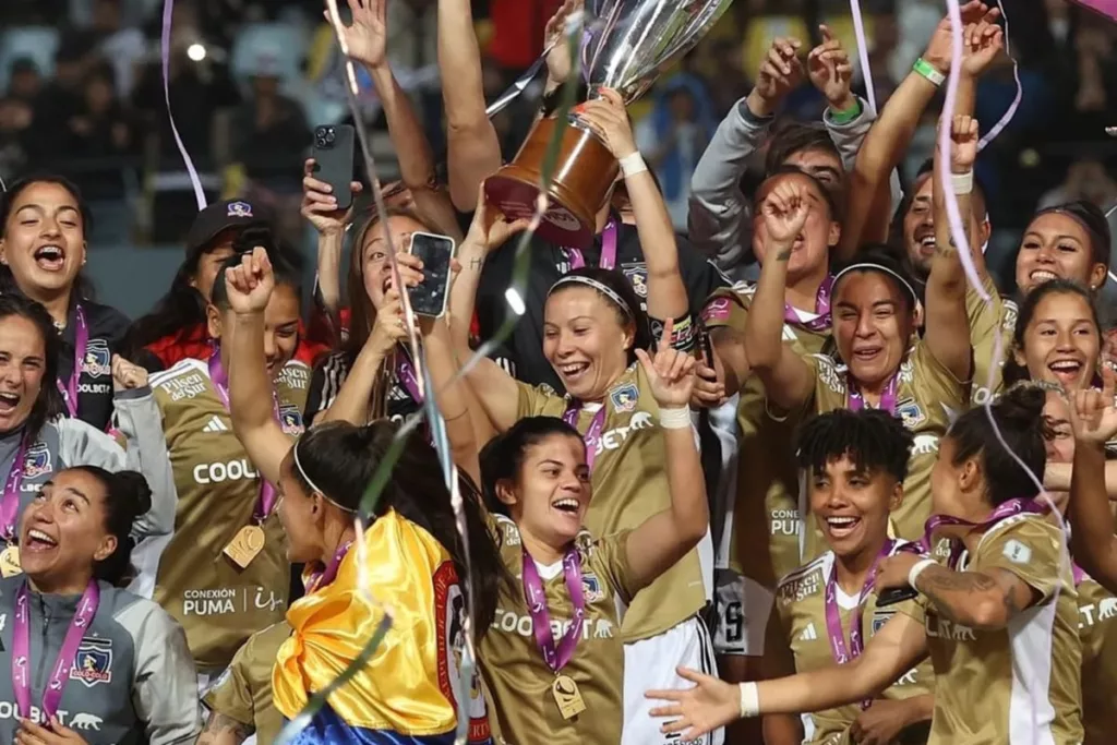 Plantel de Colo-Colo Femenino celebrando la obtención del Campeonato Nacional 2023.