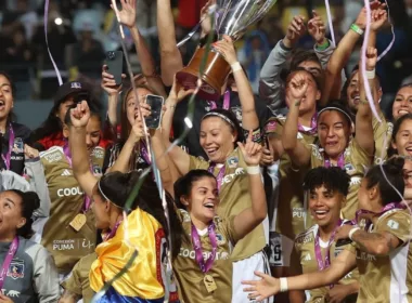 Plantel de Colo-Colo Femenino celebrando la obtención del Campeonato Nacional 2023.
