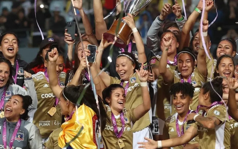 Plantel de Colo-Colo Femenino celebrando la obtención del Campeonato Nacional 2023.