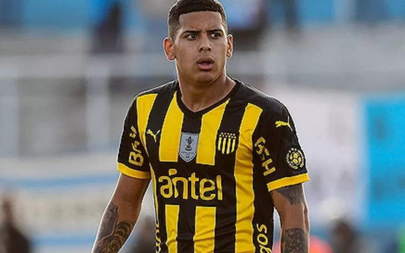 Primer plano a Rodrigo Piñeiro con Peñarol.