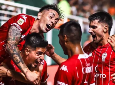 Jugadores de Huracán celebrando el primer gol de Williams Alarcón frente a Banfield.