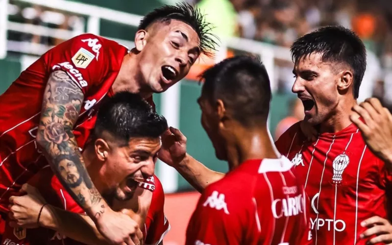 Jugadores de Huracán celebrando el primer gol de Williams Alarcón frente a Banfield.