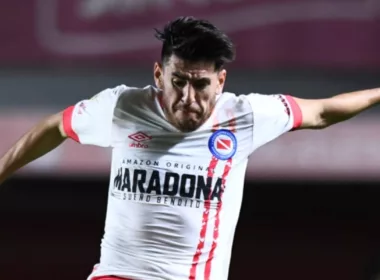 Primer plano a Lucas Villalba con la camiseta de Argentinos Juniors.