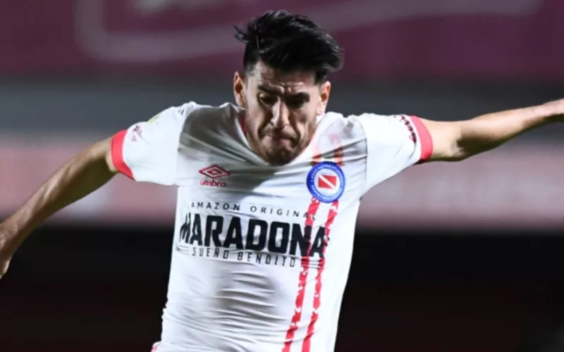 Primer plano a Lucas Villalba con la camiseta de Argentinos Juniors.