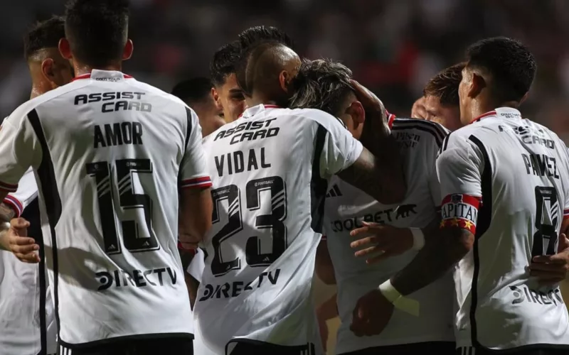 Plantel de Colo-Colo celebrando el gol de Carlos Palacios frente a Everton.