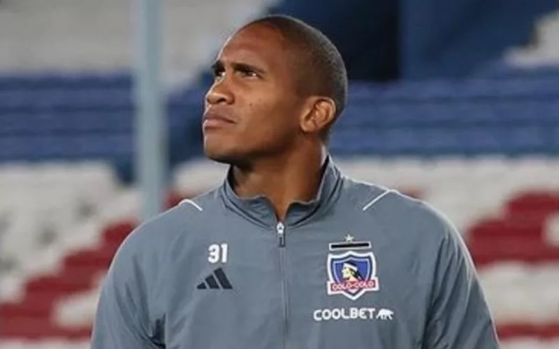 Omar Carabalí con indumentaria de Colo-Colo antes del partido frente a Nacional de Montevideo.
