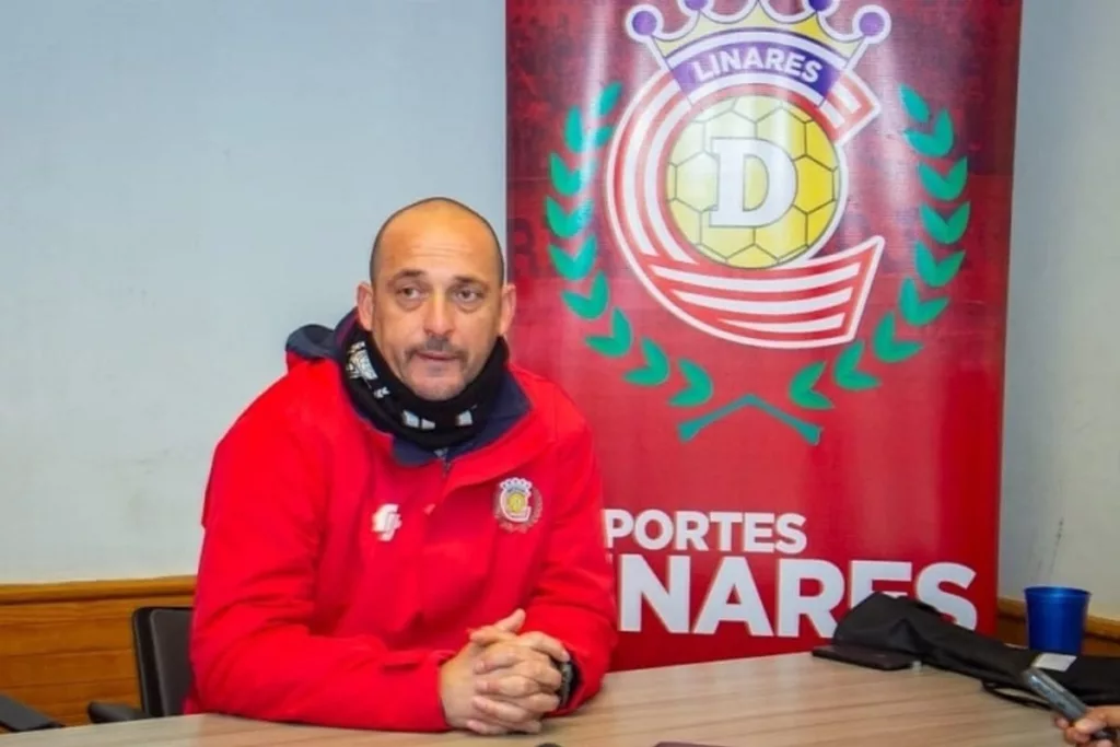 Eduardo Lobos en su presentación como técnico de Deportes Linares.