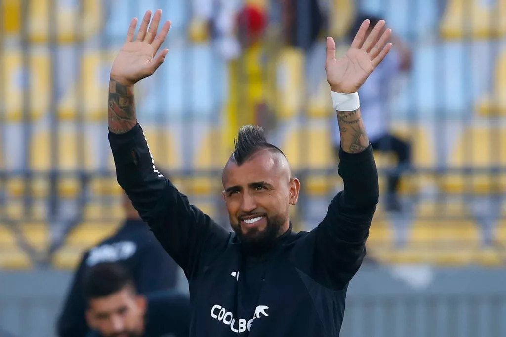 Primer planoa Arturo Vidal saludando a la gente en el Estadio Sausalito.