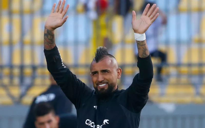 Primer planoa Arturo Vidal saludando a la gente en el Estadio Sausalito.