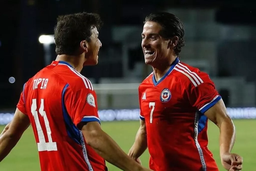 Clemente Montes y Gonzalo Tapia celebrando un gol con la Selección Chilena Sub-23 frente a Uruguay.