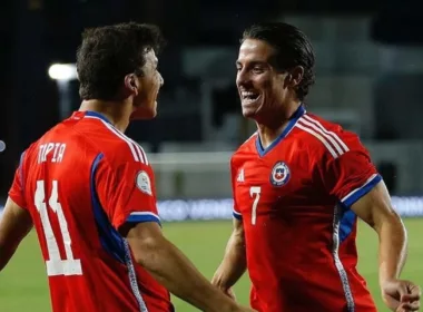 Clemente Montes y Gonzalo Tapia celebrando un gol con la Selección Chilena Sub-23 frente a Uruguay.