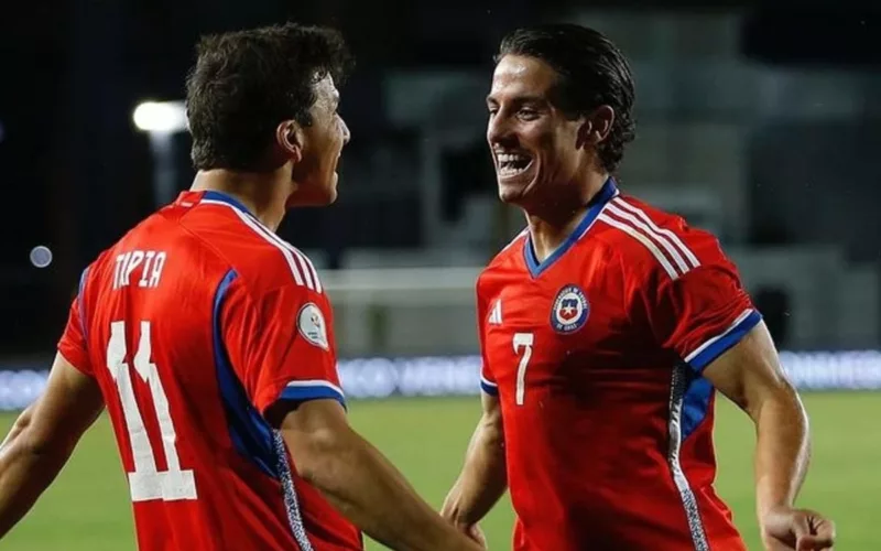 Clemente Montes y Gonzalo Tapia celebrando un gol con la Selección Chilena Sub-23 frente a Uruguay.