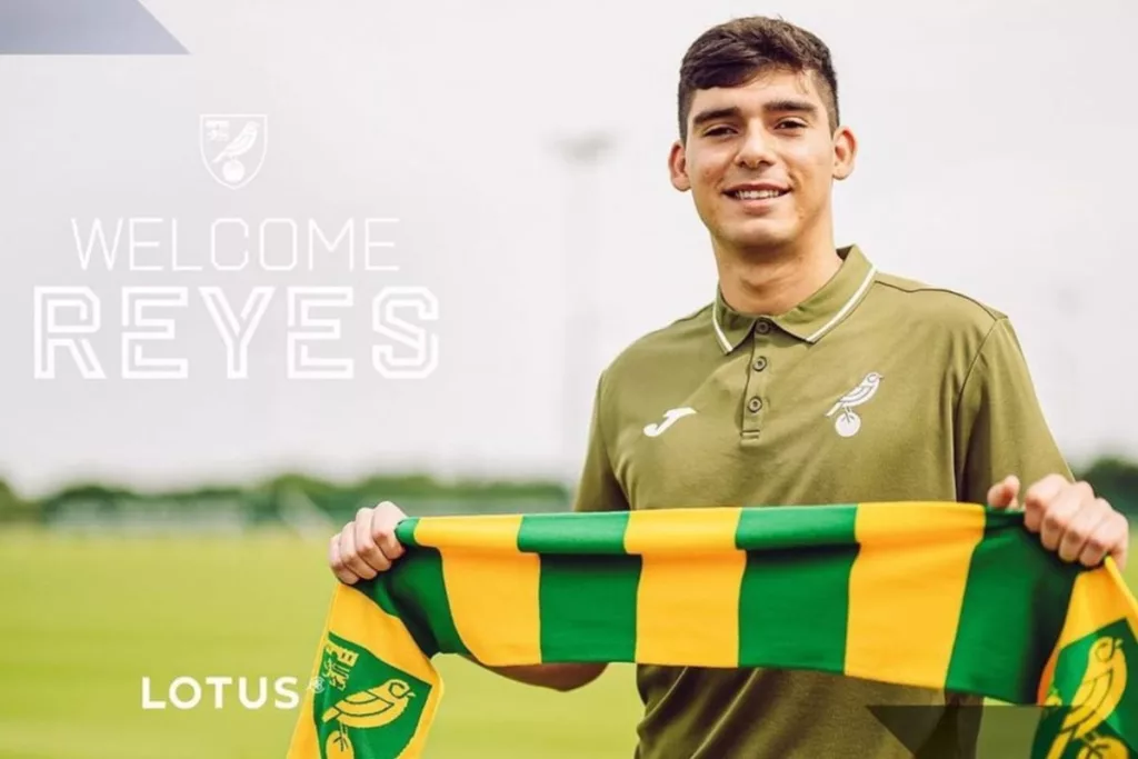Vicente Reyes siendo presentado como nuevo refuerzo del Norwich City.