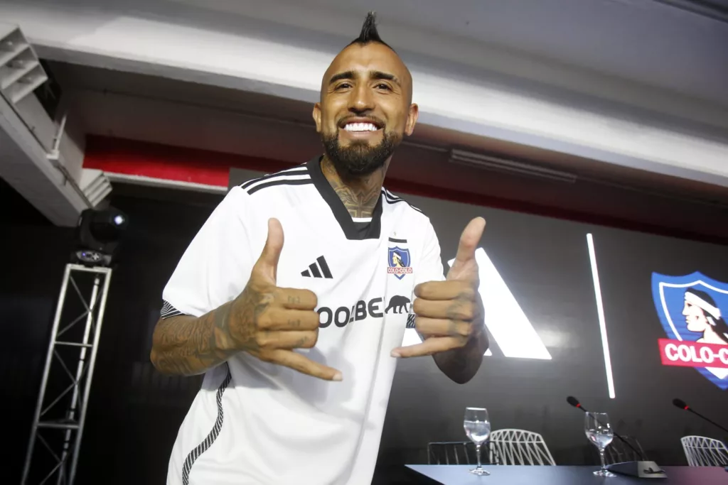 Arturo Vidal durante la presentacin de la nueva camiseta de Colo-Colo.