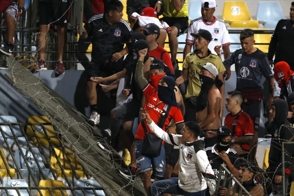 Hinchas Colo-Colo increpando sujetos de la barra Everton.