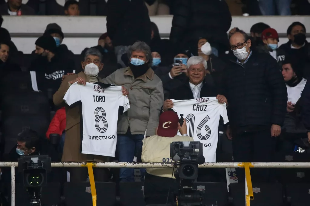 Jorge Toro y Humberto Cruz recibiendo un reconocimiento en el Estadio Monumental.