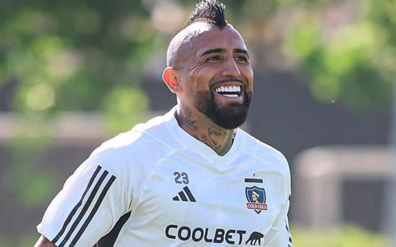 Arturo Vidal sonriendo en su primera práctica con la camiseta de Colo-Colo tras 17 años en Europa.