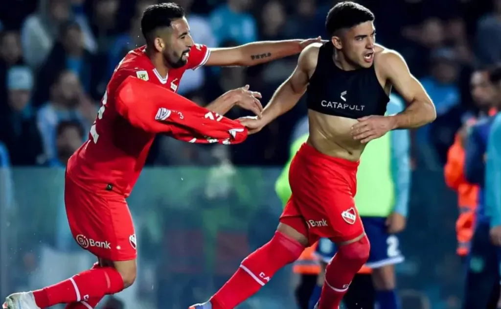 Braian Martínez celebrando un gol con la camiseta de Independiente junto a Mauricio Isla.