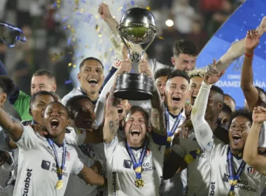 Futbolistas de Liga Universitaria de Quito celebran y levantan el trofeo de campeón de la Copa Sudamericana 2023.