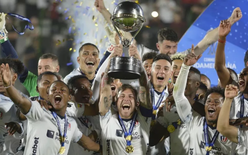 Futbolistas de Liga Universitaria de Quito celebran y levantan el trofeo de campeón de la Copa Sudamericana 2023.