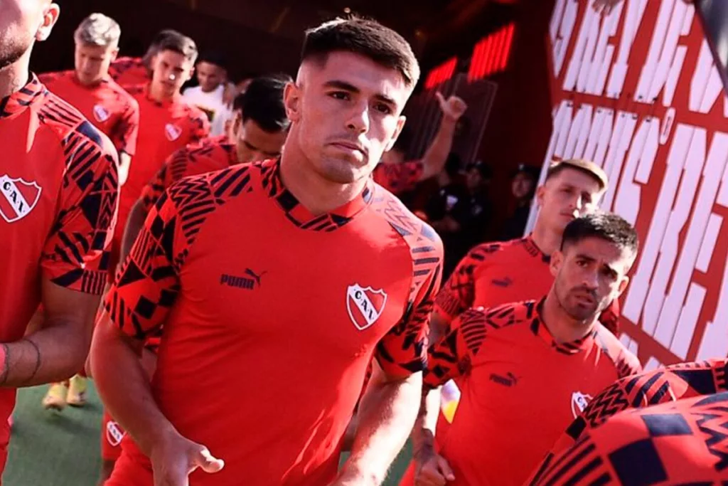 Edgard Elizalde caminando con cara de seriedad en pleno entrenamiento con los jugadores de Independiente de Avellaneda.