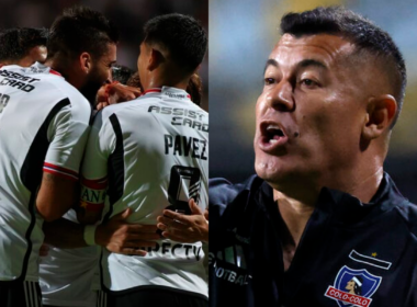 A mano izquierda se abrazan jugadores de Colo-Colo tras anotar un gol durante la temporada 2024, mientras que a mano derecha aparece Jorge Almirón con la boca abierta impartiendo una instrucción.