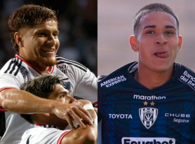 Primer plano a Leonardo Gil y Carlos Palacios celebrando un gol con la camiseta de Colo-Colo, mientras que a mano derecha está Kendry Páez, cuya fotografía se tomó en su debut profesional con la camiseta de Independiente del Valle.