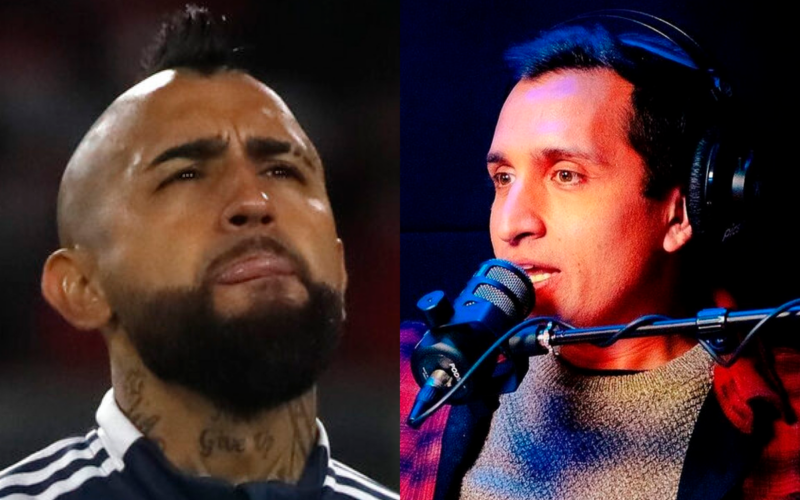 Primer plano al rostro serio de Arturo Vidal y Daniel Arrieta en plena entrevista, actual futbolista profesional y periodista de TNT Sports, respectivamente.