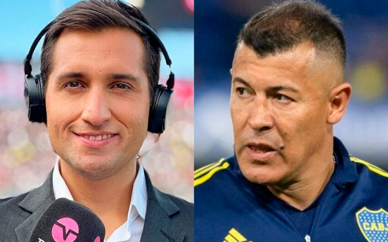 Primer plano al rostro sonriente de Daniel Arrieta, sumado al de preocupación de Jorge Almirón, periodista de TNT Sports y entrenador de Colo-Colo para la temporada 2024, respectivamente.