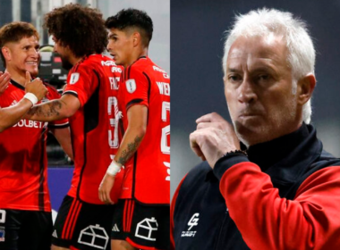 A mano izquierda aparecen tres futbolista de Colo-Colo celebrando un gol durante la temporada 2023, mientras que en el sector derecho de la fotografía se puede observar al director técnico Ivo Basay con cara de concentración.