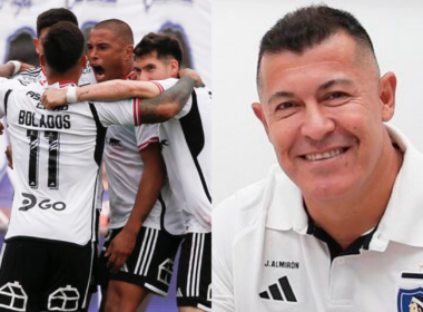 A la izquierda los futbolistas de Colo-Colo celebran un gol durante la temporada 2023, mientras que a mano izquierda se puede observar un primer plano al rostro sonriente de Jorge Almirón.