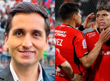 Primer plano al rostro sonriente del periodista deportivo Daniel Arrieta, sumado al plantel de Colo-Colo abrazado a mano derecha.