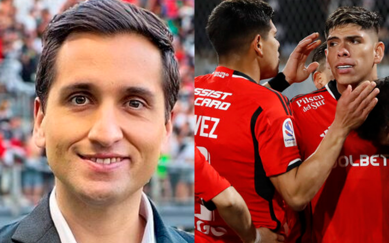 Primer plano al rostro sonriente del periodista deportivo Daniel Arrieta, sumado al plantel de Colo-Colo abrazado a mano derecha.